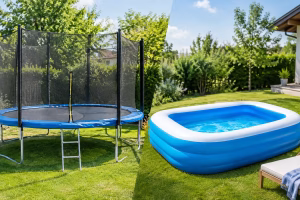 Trampolin ali napihljiv bazen za vaš vrt?